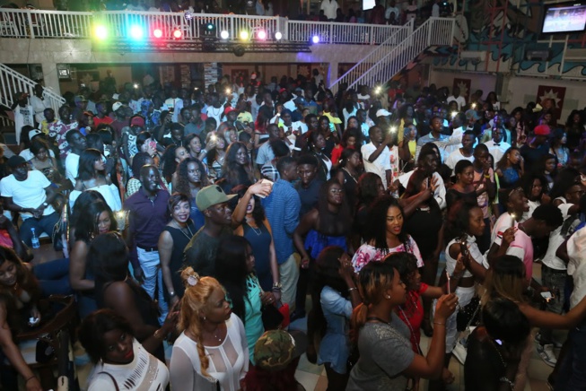 En images, Wally Seck chauffe ses fans au Penc Mi. En images, Wally Seck chauffe ses fans au Penc Mi.