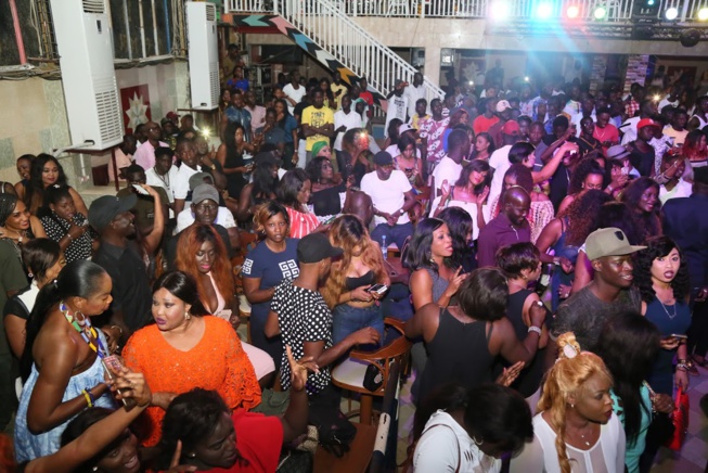 En images, Wally Seck chauffe ses fans au Penc Mi. En images, Wally Seck chauffe ses fans au Penc Mi.