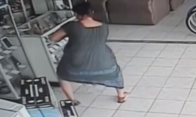 VIDEO: Cette femme s'écarte les jambes dans un magasin,puis ce que la caméra capte, est inimaginable !