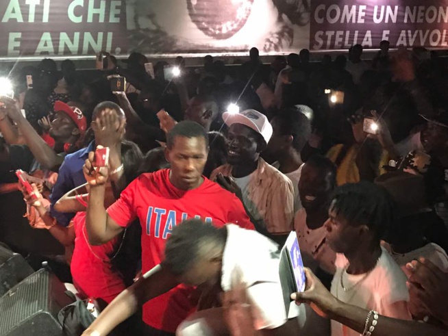 En images du concert de Pape Diouf à Prato en Italie ce samedi. Regardez