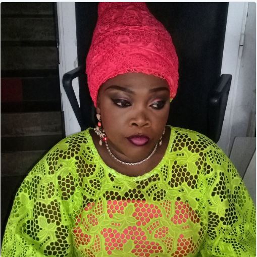 Incident de campagne-Ndella Madior Diouf victime d’un vol en plein tournage avec la RTS… Incident de campagne-Ndella Madior Diouf victime d’un vol en plein tournage avec la RTS…