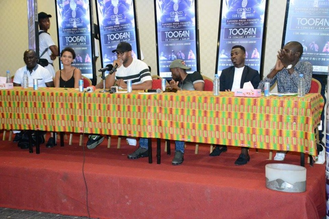 JOUR J- 02: TOOFAN face à la presse Sénégalaise pour le concert du 15 juillet à l'Esplanade du grand theatre. JOUR J- 02: TOOFAN face à la presse Sénégalaise pour le concert du 15 juillet à l'Esplanade du grand theatre.