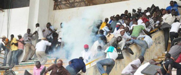 La Police dénonce la furie aveugle des supporteurs de l’Union Sportive de Ouakam et l'absence d'une grille de protection complète sur le pourtour intérieur du stade La Police dénonce la furie aveugle des supporteurs de l’Union Sportive de Ouakam et l'absence d'une grille de protection complète sur le pourtour intérieur du stade