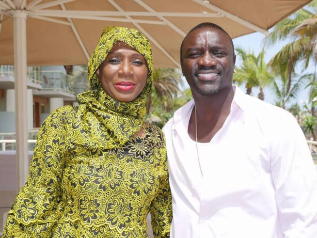 Akon en toute complicité avec la directrice Ngoné Ndour Akon en toute complicité avec la directrice Ngoné Ndour