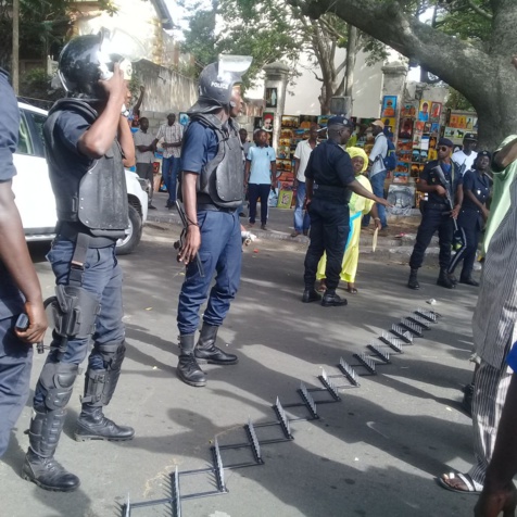 Comment la Police a obligé la caravane de Me Abdoulaye Wade, à faire demi-tour Comment la Police a obligé la caravane de Me Abdoulaye Wade, à faire demi-tour