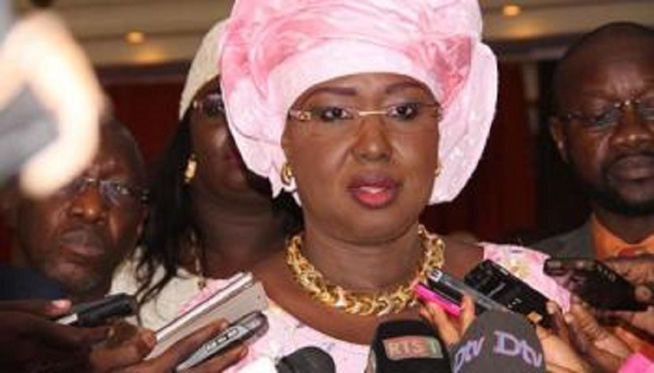 Maïmouna Ndoye Seck, leader du mouvement "Gungé Macky Sall": « Khalifa sall n’est pas un candidat en prison mais un prisonnier fait tête de liste » Maïmouna Ndoye Seck, leader du mouvement "Gungé Macky Sall": « Khalifa sall n’est pas un candidat en prison mais un prisonnier fait tête de liste »