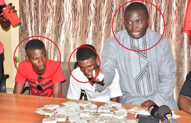 Video: Bamba Fall crie sur les 2 jeunes arrêtés » Il faut dire la Vérité « …Regardez Video: Bamba Fall crie sur les 2 jeunes arrêtés » Il faut dire la Vérité « …Regardez