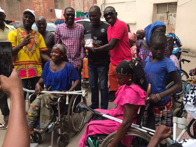 OEUVRES SOCIALES: Pape Diouf distribue des dons aux handicapés. OEUVRES SOCIALES: Pape Diouf distribue des dons aux handicapés.