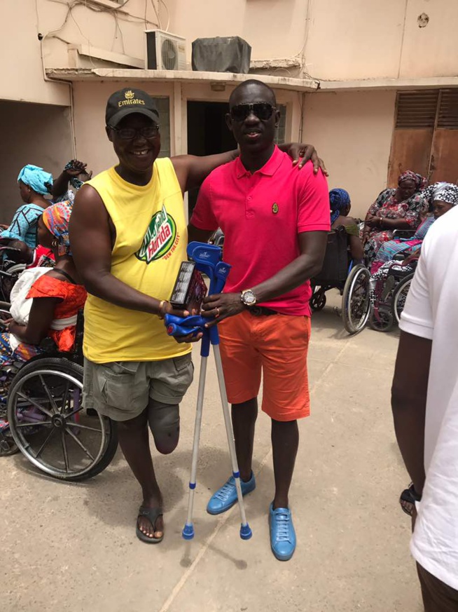 OEUVRES SOCIALES: Pape Diouf distribue des dons aux handicapés. OEUVRES SOCIALES: Pape Diouf distribue des dons aux handicapés.