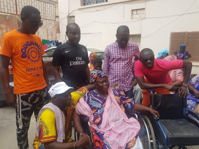 OEUVRES SOCIALES: Pape Diouf distribue des dons aux handicapés. OEUVRES SOCIALES: Pape Diouf distribue des dons aux handicapés.