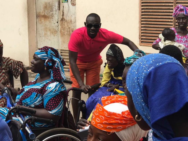 OEUVRES SOCIALES: Pape Diouf distribue des dons aux handicapés. OEUVRES SOCIALES: Pape Diouf distribue des dons aux handicapés.