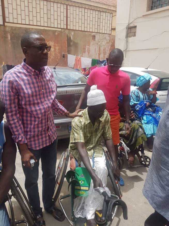 OEUVRES SOCIALES: Pape Diouf distribue des dons aux handicapés. OEUVRES SOCIALES: Pape Diouf distribue des dons aux handicapés.