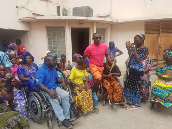 OEUVRES SOCIALES: Pape Diouf distribue des dons aux handicapés. OEUVRES SOCIALES: Pape Diouf distribue des dons aux handicapés.