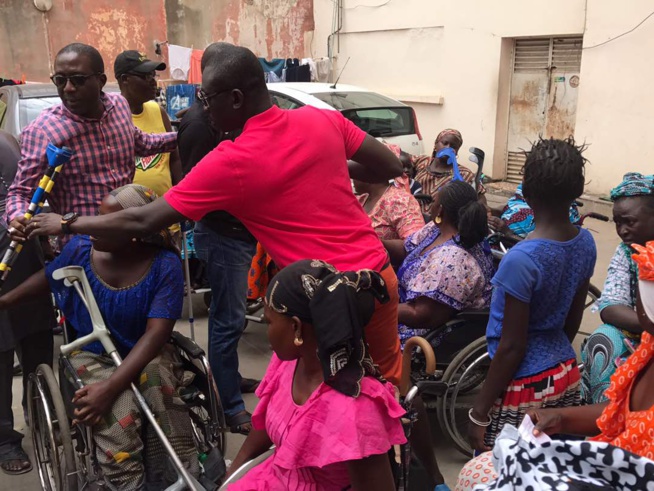 OEUVRES SOCIALES: Pape Diouf distribue des dons aux handicapés.