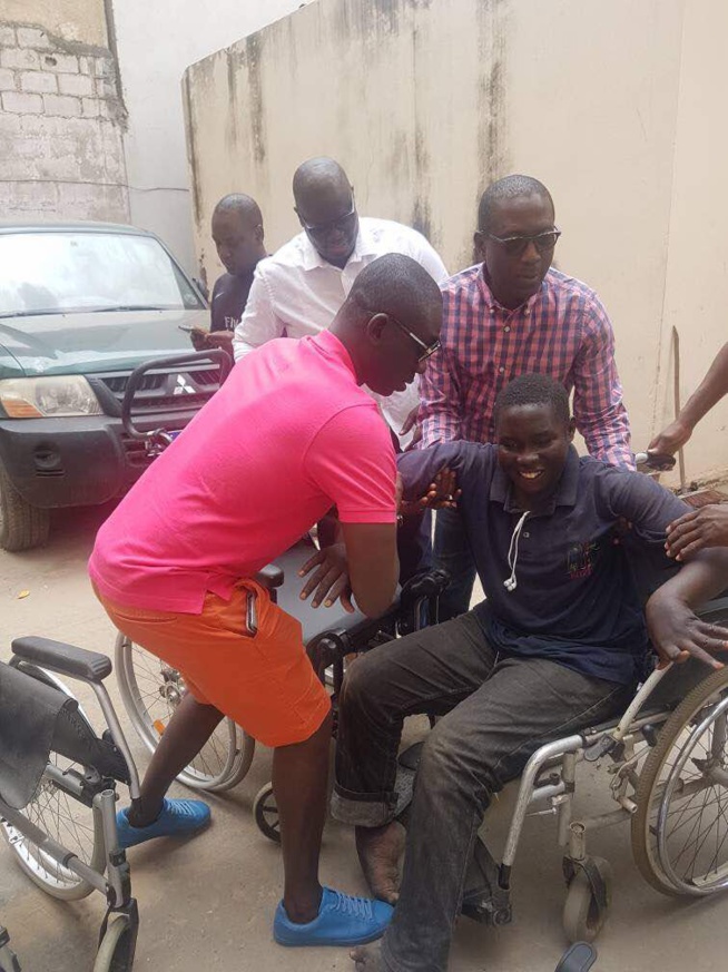 OEUVRES SOCIALES: Pape Diouf distribue des dons aux handicapés. OEUVRES SOCIALES: Pape Diouf distribue des dons aux handicapés.