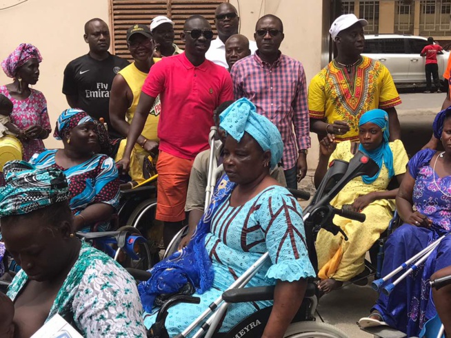 OEUVRES SOCIALES: Pape Diouf distribue des dons aux handicapés.