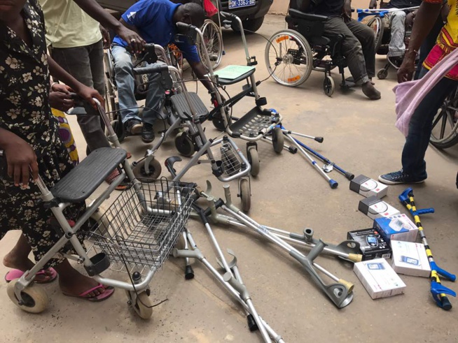 OEUVRES SOCIALES: Pape Diouf distribue des dons aux handicapés. OEUVRES SOCIALES: Pape Diouf distribue des dons aux handicapés.