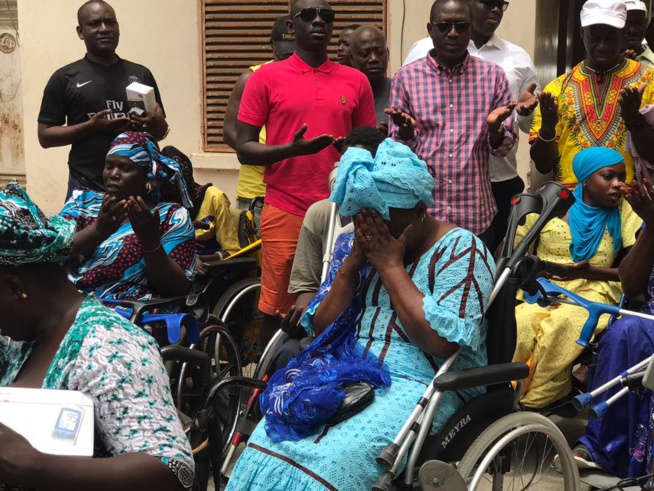 OEUVRES SOCIALES: Pape Diouf distribue des dons aux handicapés. OEUVRES SOCIALES: Pape Diouf distribue des dons aux handicapés.