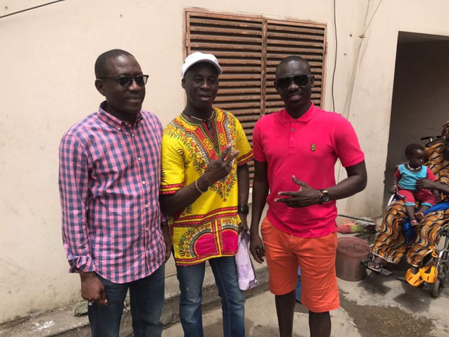 OEUVRES SOCIALES: Pape Diouf distribue des dons aux handicapés. OEUVRES SOCIALES: Pape Diouf distribue des dons aux handicapés.