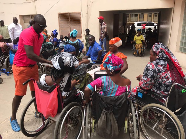 OEUVRES SOCIALES: Pape Diouf distribue des dons aux handicapés. OEUVRES SOCIALES: Pape Diouf distribue des dons aux handicapés.