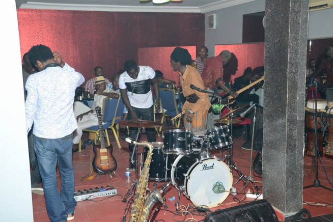 Cheikh Ndiguel Lo met le feu et casse la baraque au JET CAFÉ la nouvelle destination des Jet- Seteurs. Cheikh Ndiguel Lo met le feu et casse la baraque au JET CAFÉ la nouvelle destination des Jet- Seteurs.