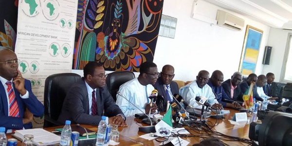 Financement du projet du TER: Le Sénégal et la Bad signent un accord de prêt de 120 milliards de FCfa Financement du projet du TER: Le Sénégal et la Bad signent un accord de prêt de 120 milliards de FCfa