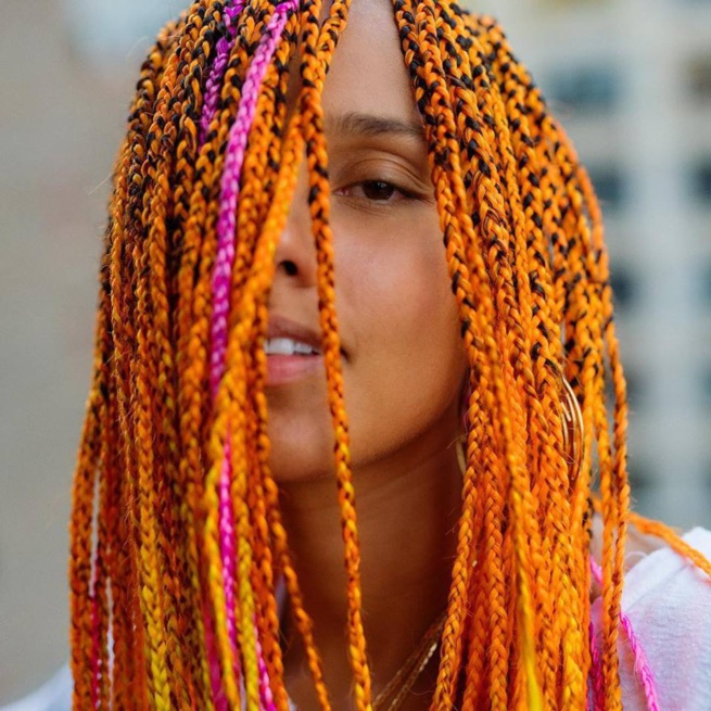 Alicia Keys ose les tresses fluo pour l’été Alicia Keys ose les tresses fluo pour l’été