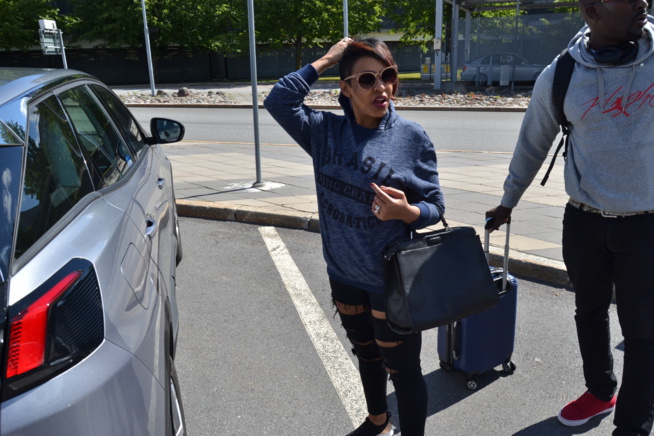 WUYUMA EUROPEAN TOUR: Arrivée de Viviane Chedid à l'aéroport d'Arlanda de Stockolm. Regardez WUYUMA EUROPEAN TOUR: Arrivée de Viviane Chedid à l'aéroport d'Arlanda de Stockolm. Regardez