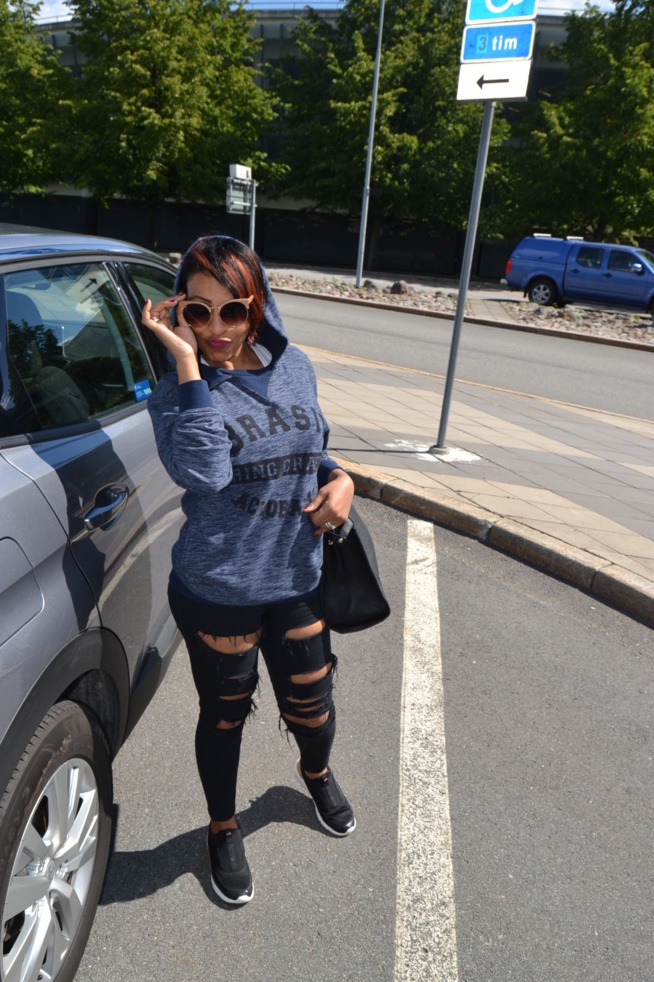 WUYUMA EUROPEAN TOUR: Arrivée de Viviane Chedid à l'aéroport d'Arlanda de Stockolm. Regardez WUYUMA EUROPEAN TOUR: Arrivée de Viviane Chedid à l'aéroport d'Arlanda de Stockolm. Regardez