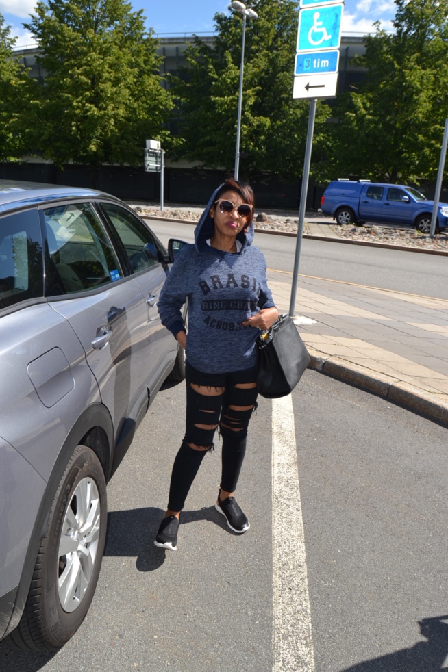 WUYUMA EUROPEAN TOUR: Arrivée de Viviane Chedid à l'aéroport d'Arlanda de Stockolm. Regardez WUYUMA EUROPEAN TOUR: Arrivée de Viviane Chedid à l'aéroport d'Arlanda de Stockolm. Regardez