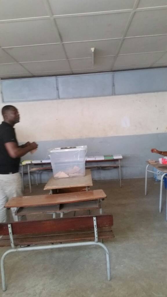 Le vice President de Holding Amar, Kader Ndiaye accomplit son devoir citoyen. Le vice President de Holding Amar, Kader Ndiaye accomplit son devoir citoyen.