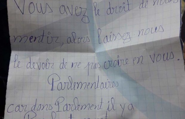 Cet électeur est dépité par les députés: REGARDEZ CE QU’IL A MIS dans Son enveloppe Cet électeur est dépité par les députés: REGARDEZ CE QU’IL A MIS dans Son enveloppe