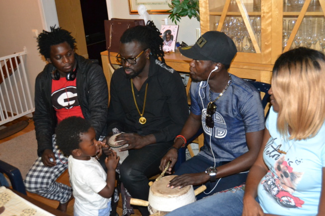 ANNIVERSAIRE: La surprise de Ndeye Fall pour souhaiter joyeux anniversaire à Mata. ANNIVERSAIRE: La surprise de Ndeye Fall pour souhaiter joyeux anniversaire à Mata.