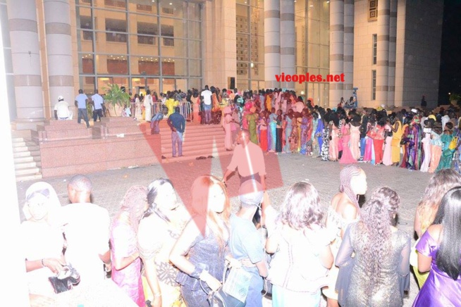 Premiers images: Momo Dieng draine du monde pour sa première sortie au grand theatre. Premiers images: Momo Dieng draine du monde pour sa première sortie au grand theatre.