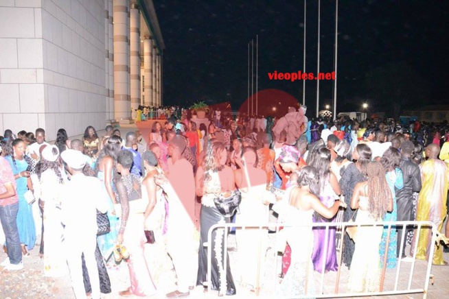 Premiers images: Momo Dieng draine du monde pour sa première sortie au grand theatre. Premiers images: Momo Dieng draine du monde pour sa première sortie au grand theatre.