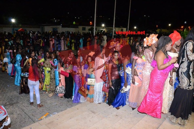 Premiers images: Momo Dieng draine du monde pour sa première sortie au grand theatre. Premiers images: Momo Dieng draine du monde pour sa première sortie au grand theatre.