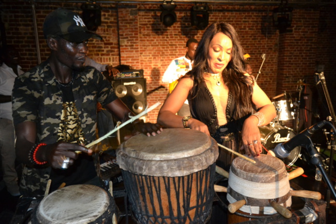 BELGIQUE: Viviane Chidid et le "djolof band"réussissent à couper le souffle à Bruxelles. BELGIQUE: Viviane Chidid et le "djolof band"réussissent à couper le souffle à Bruxelles.