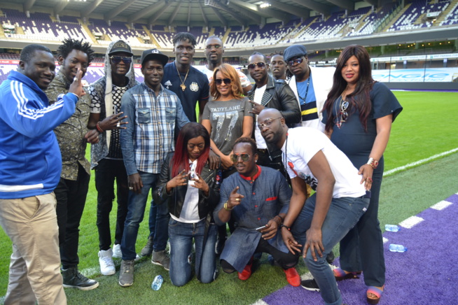 Viviane et le "Djolof band" au Stade d'Anderlech pour supporter Kara Mbodj.