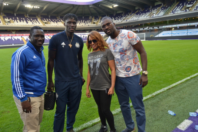 Viviane et le "Djolof band" au Stade d'Anderlech pour supporter Kara Mbodj.
