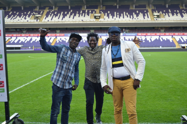 Viviane et le "Djolof band" au Stade d'Anderlech pour supporter Kara Mbodj.