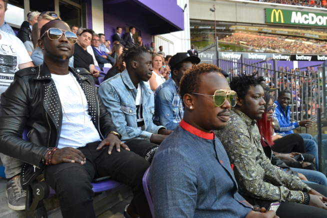 Viviane et le "Djolof band" au Stade d'Anderlech pour supporter Kara Mbodj.