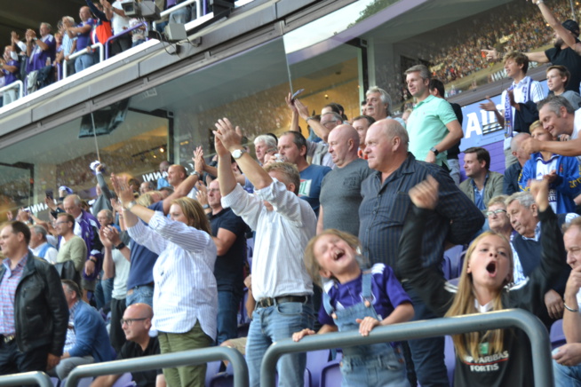 Viviane et le "Djolof band" au Stade d'Anderlech pour supporter Kara Mbodj.