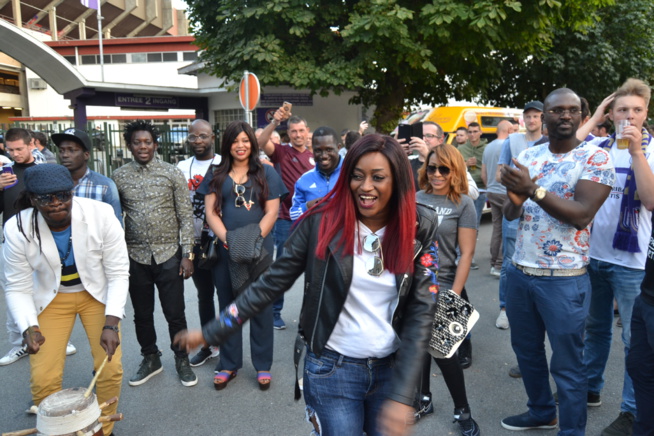 Viviane et le "Djolof band" au Stade d'Anderlech pour supporter Kara Mbodj.