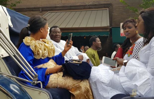 Cheikh Bethio en calèche en compagnie de ses 3 plus…