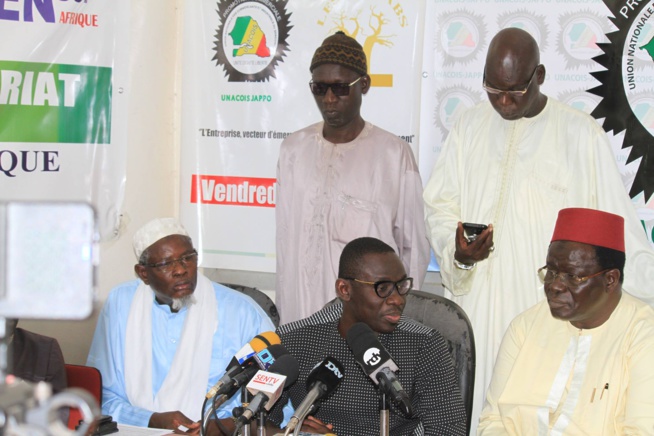 Conférence de presse UNACOIS avec Pape Diouf pour la soirée du 18 aout au grand theatre. Conférence de presse UNACOIS avec Pape Diouf pour la soirée du 18 aout au grand theatre.