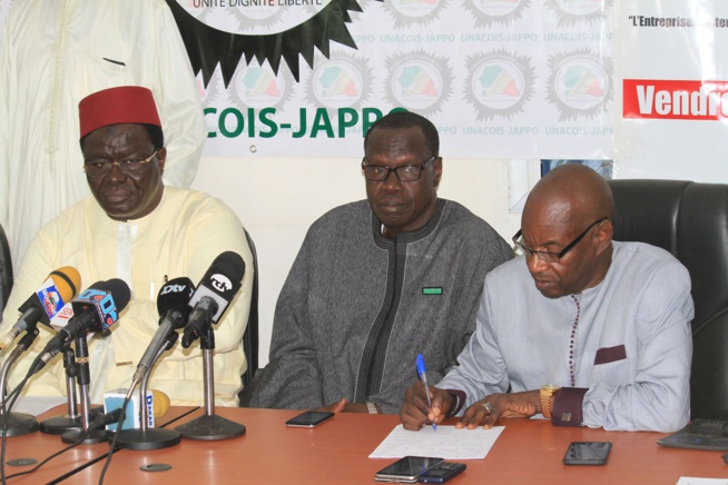 Conférence de presse UNACOIS avec Pape Diouf pour la soirée du 18 aout au grand theatre. Conférence de presse UNACOIS avec Pape Diouf pour la soirée du 18 aout au grand theatre.