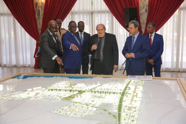 La maquette du projet de la cité des Affaires de l’Afrique de l’Ouest présentée au Président Macky Sall La maquette du projet de la cité des Affaires de l’Afrique de l’Ouest présentée au Président Macky Sall