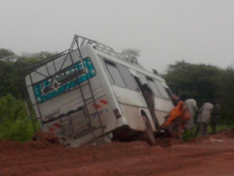 Urgent: Un bus dérape et tue deux personnes à Khombole Urgent: Un bus dérape et tue deux personnes à Khombole