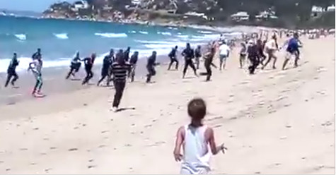 Vidéo – Espagne: des migrants débarquent sur une plage à la surprise des baigneurs Vidéo – Espagne: des migrants débarquent sur une plage à la surprise des baigneurs
