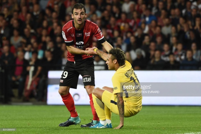 Neymar joue son premier match avec le Paris SG